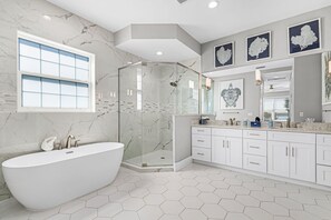 Shower, hair dryer, towels - Ocean Pearl Vacation Rental (Fort Myers Beach)