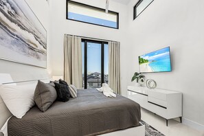 6 bedrooms, iron/ironing board, WiFi, bed sheets