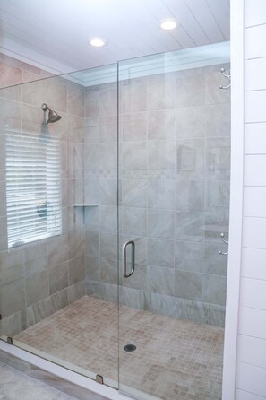 Shower, towels, soap, toilet paper - Historic lodge on historic Lake Nichols (Pavo)