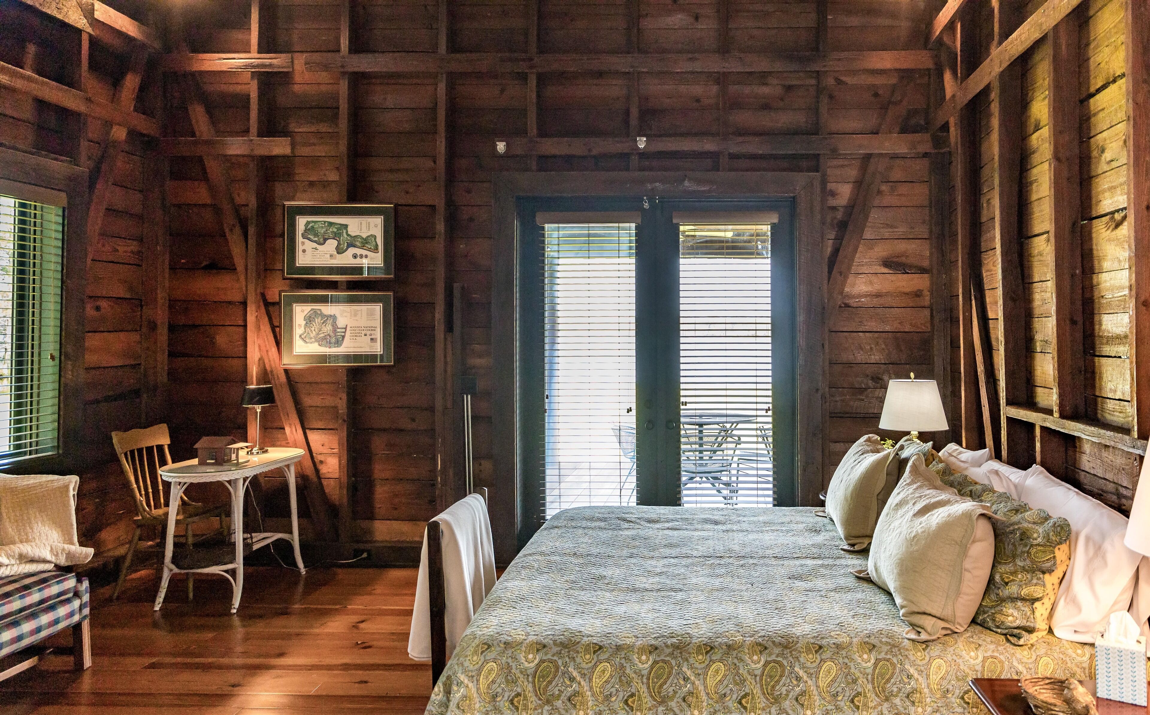 2 bedrooms, internet, bed sheets