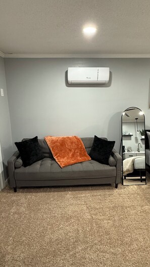 Smart TV - Cozy Studio Retreat in the Heart of Clayton. Private entrance. (Clayton)