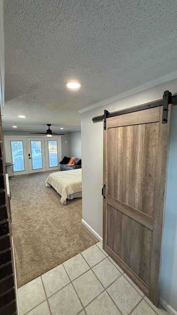 1 bedroom, iron/ironing board, WiFi - Cozy Studio Retreat in the Heart of Clayton. Private entrance. (Clayton)