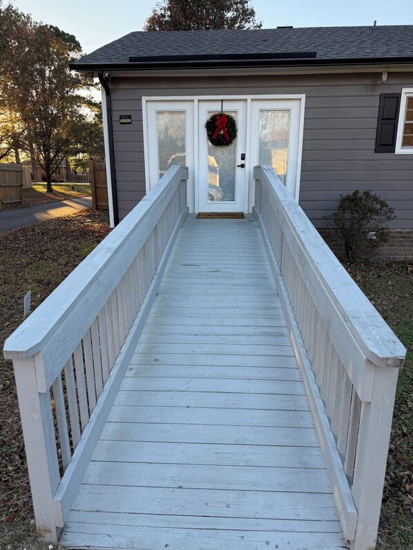 Property grounds - Cozy Studio Retreat in the Heart of Clayton. Private entrance. (Clayton)