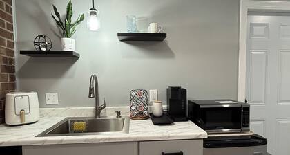 Cozy Studio Retreat in the Heart of Clayton. Private entrance.