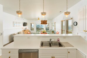 Fridge, microwave, oven, stovetop - Luxe. Steps to Beach. Pet Friendly. 1mi to Town (Surf City)