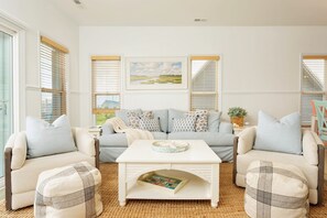 Smart TV, books - Luxe. Steps to Beach. Pet Friendly. 1mi to Town (Surf City)