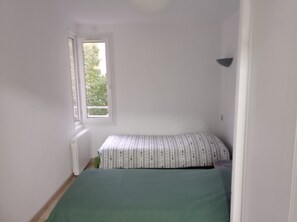 1 chambre, fer et planche à repasser, draps fournis
