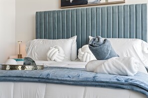 1 bedroom, iron/ironing board, WiFi, bed sheets - NEW LUXURY PENTHOUSE CASHMERE TOWERS FREE PARKING (Atlanta)