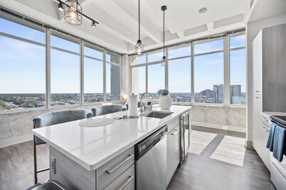 NEW LUXURY PENTHOUSE CASHMERE TOWERS FREE PARKING