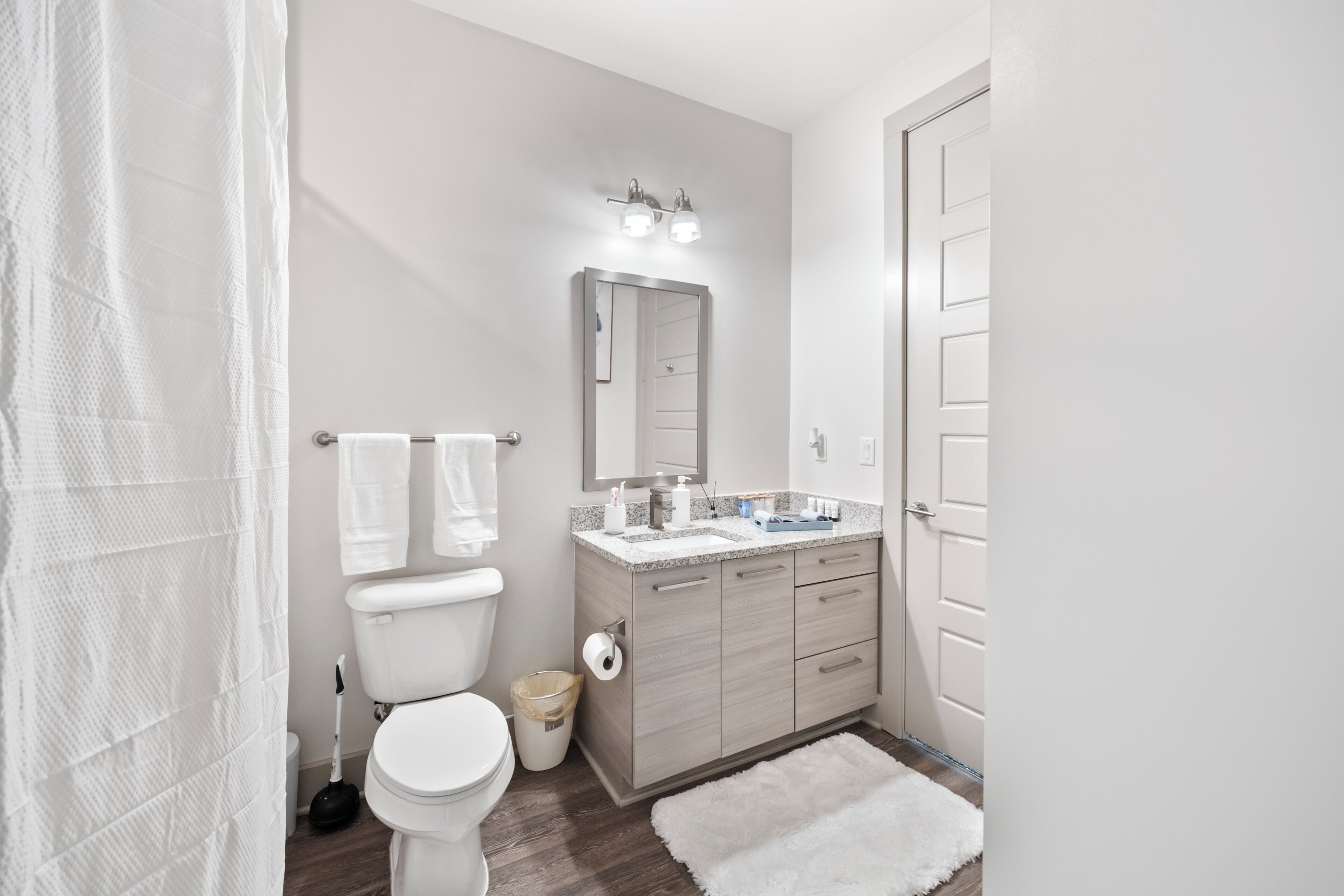 Serviettes fournies, papier toilette