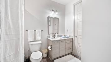 Serviettes fournies, papier toilette