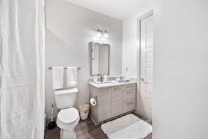 Serviettes fournies, papier toilette