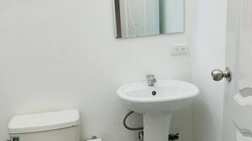Sèche-cheveux, serviettes fournies, savon, papier toilette