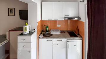 Fridge, oven, dishwasher, coffee/tea maker