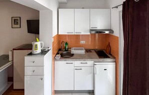 ثلاجة، فرن، غسالة أطباق، ماكينة لصنع القهوة/الشاي