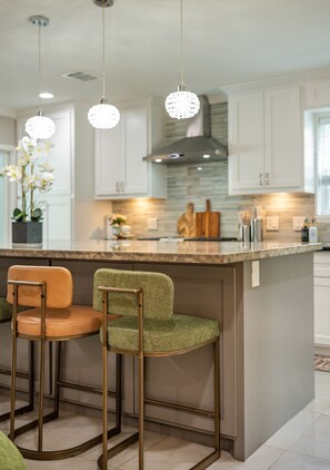 Microwave, oven, stovetop, dishwasher - Modern Getaway - Heated Pool•Bar•Grill & Chill (Houston)
