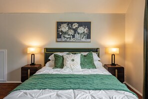 4 bedrooms, WiFi, bed sheets - Modern Getaway - Heated Pool•Bar•Grill & Chill (Houston)