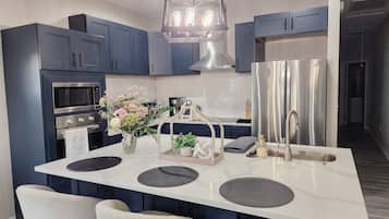 Een koelkast, een magnetron, een oven, een kookplaat