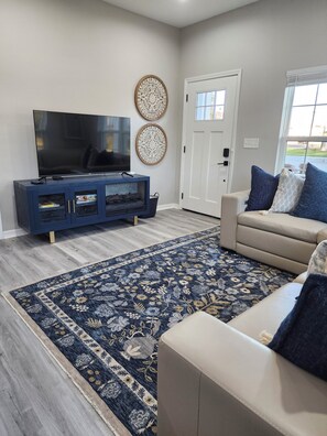 Smart TV, fireplace - Brand New Luxury 4/3 Duplex In Historic Downtown Plant City, Florida! (Plant City)