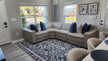 Een smart-tv en een open haard