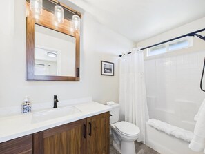 Hair dryer, towels, soap, shampoo - Game Time Getaway, Brand New Build, Close to Everything (Mckinleyville)