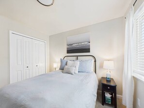 3 makuuhuonetta, työpöytä, silitysrauta/-lauta, vauvan matkasänky