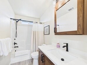 SĂšche-cheveux, serviettes fournies, savon, shampoing