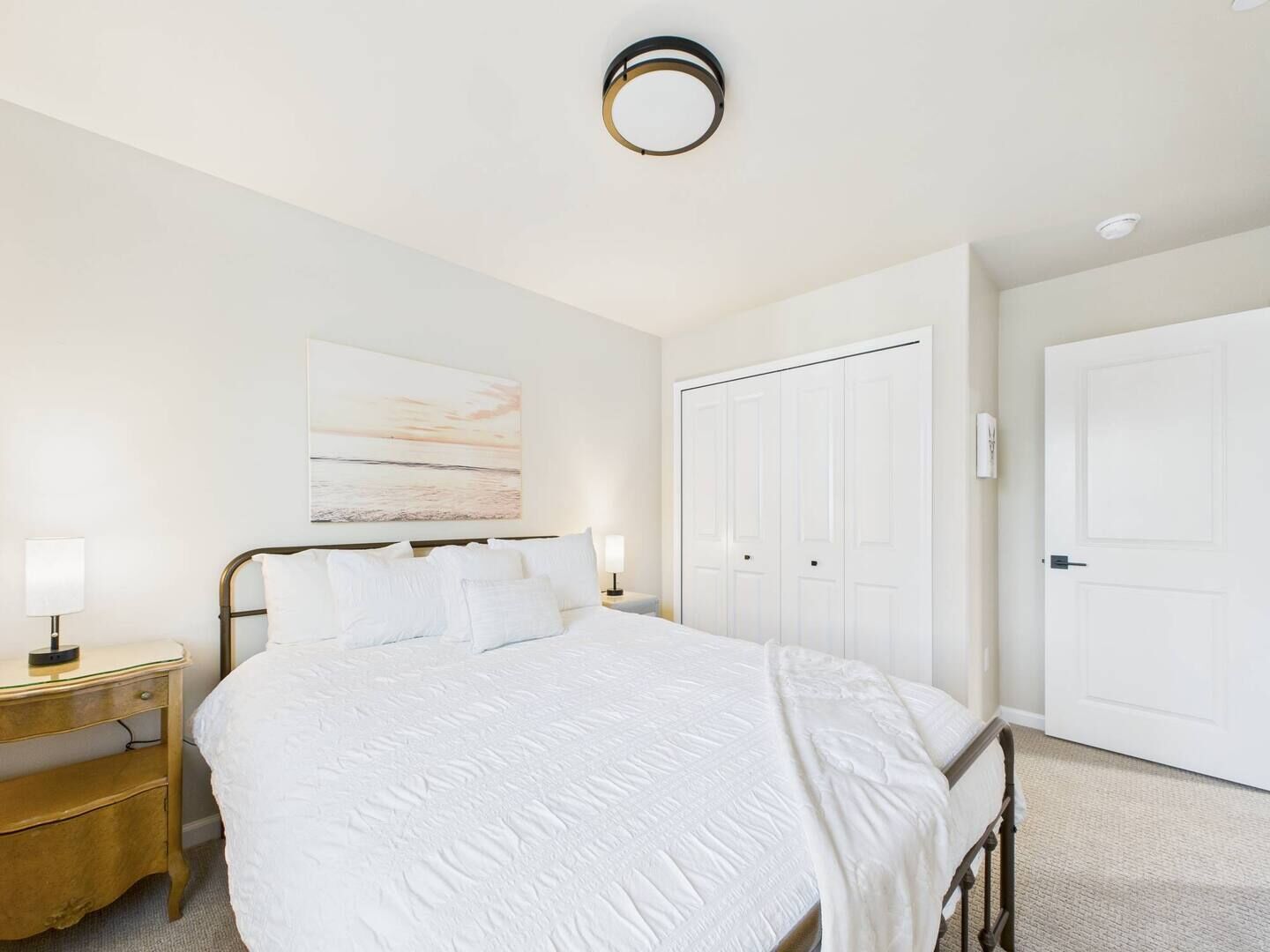 3 habitaciones, escritorio y tabla de planchar con plancha 