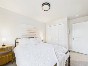 3 habitaciones, escritorio y tabla de planchar con plancha