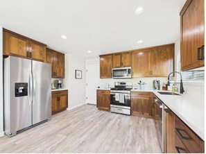 Kjøleskap, mikrobølgeovn, ovn og kokeplater