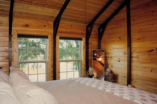 Lakefront Retreat for 8 w/ Fire Pit & Cozy Cabin Vibes