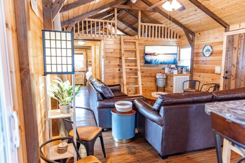 Cozy lakefront Cabin for 8 w/Fire Pit, Dock, Lakeside Gazebo, no steps to water!