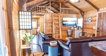 Cozy lakefront Cabin for 8 w/Fire Pit, Dock, Lakeside Gazebo, no steps to water!