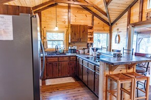 Kjøleskap, mikrobølgeovn, ovn og kokeplater