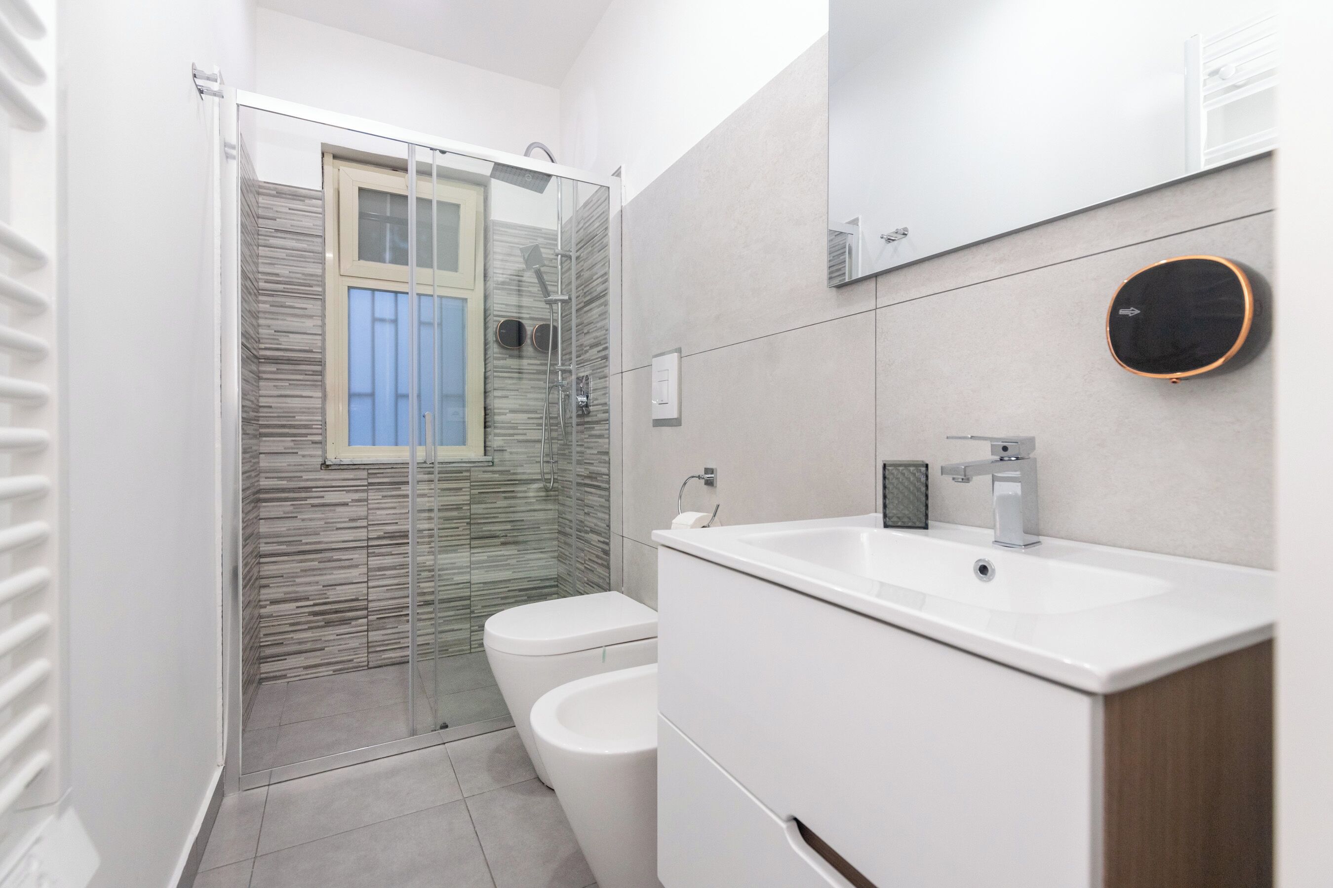 Ducha, bañera de hidromasaje, secador de pelo y bidé