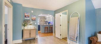 Cozy and charming 2-bedroom Apartment in Grand Rapids with AC
