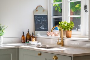 ثلاجة، فرن، موقد طهي مسطح، غسالة أطباق