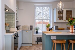 ثلاجة، فرن، موقد طهي مسطح، غسالة أطباق