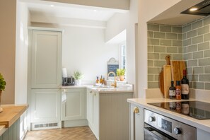 Køleskab, ovn, kogeplade, opvaskemaskine