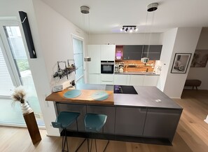 Réfrigérateur, four à micro-ondes, un four, surface de cuisson