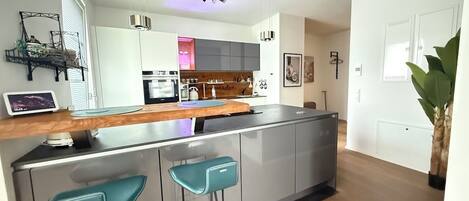 Réfrigérateur, micro-ondes, four, plaque de cuisson