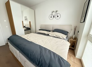 1 chambre, fer et planche à repasser, lit de bébé portatif