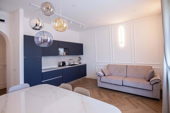 House - Colosseum Holidays - Luxury 3 Bedroom Apartment (Rome)