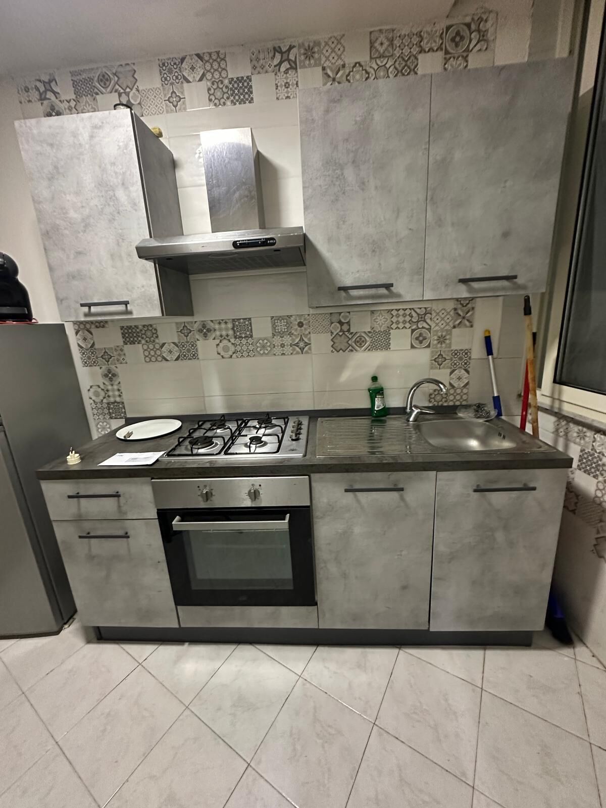 Refrigerador, horno, parrilla de estufa y cafetera y tetera 