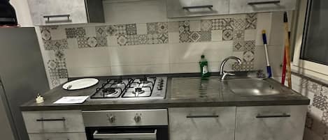 Fridge, oven, stovetop, coffee/tea maker