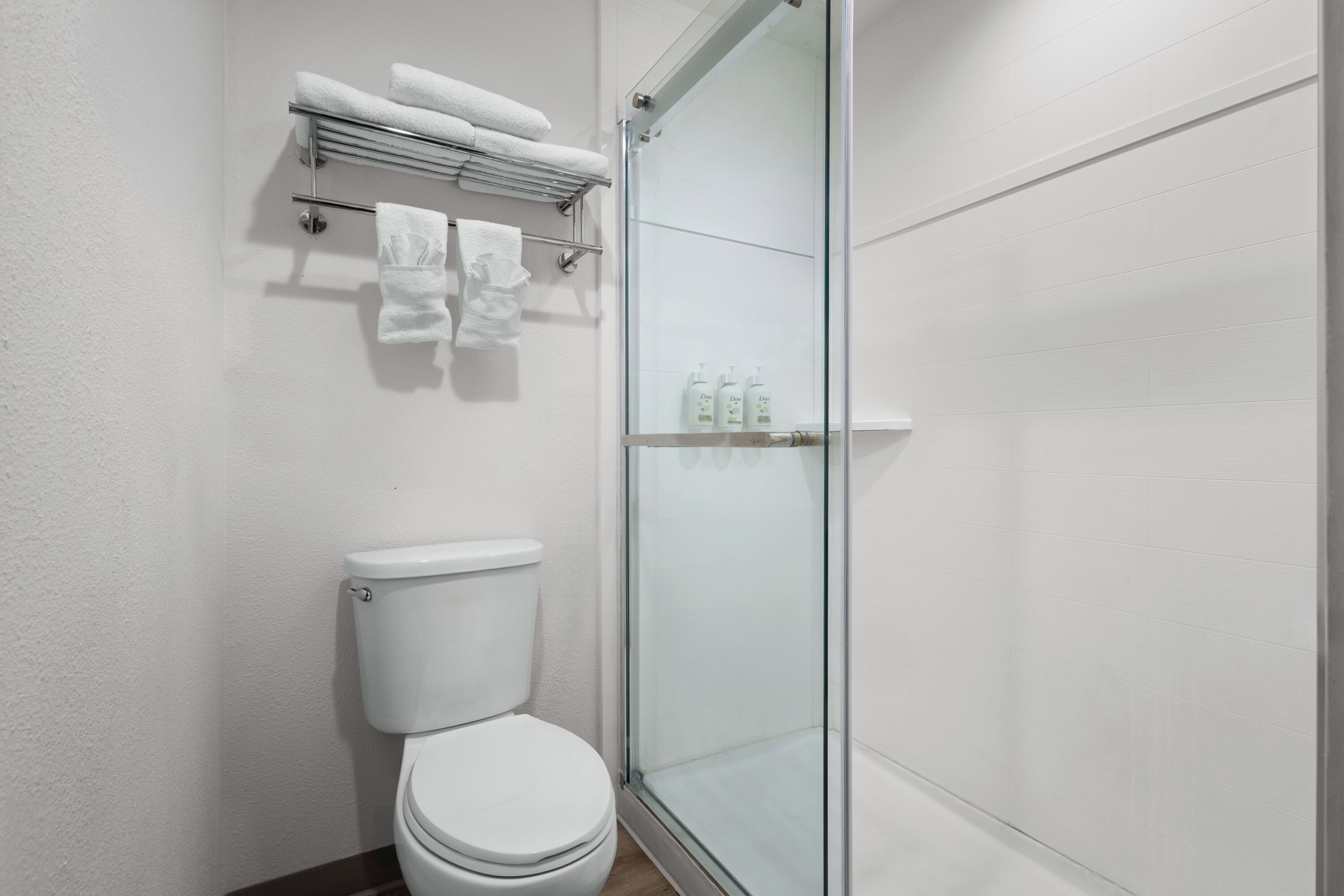 Een douche, milieuvriendelijke toiletartikelen, een haardroger