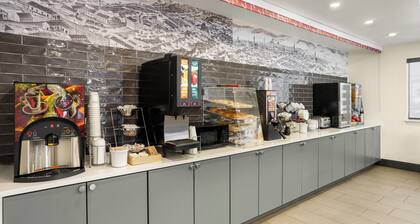 Clean 1 King-Bed Room in York just off I-83 Harrisburg Hershey