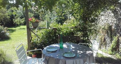 Villa Thérèse: a country house in the center of town, close to the sea!