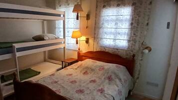 3 chambres, fer et planche à repasser, Wi-Fi, draps fournis