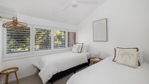2 bedrooms, iron/ironing board, free WiFi, bed sheets - Solace by the Bay (Corlette)